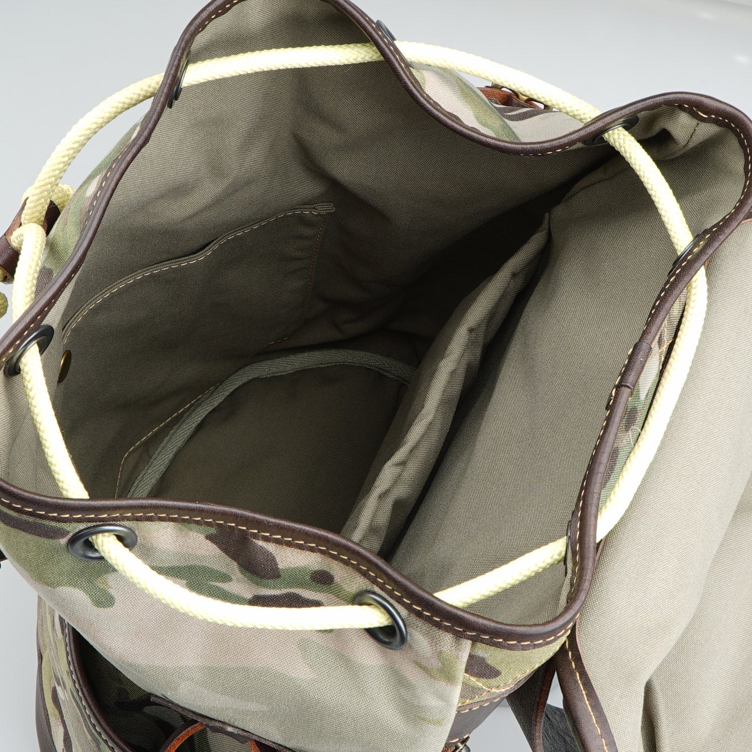 Tacticalgeek ModCase B1 トラベルバックパック (ブラック マルチカム)