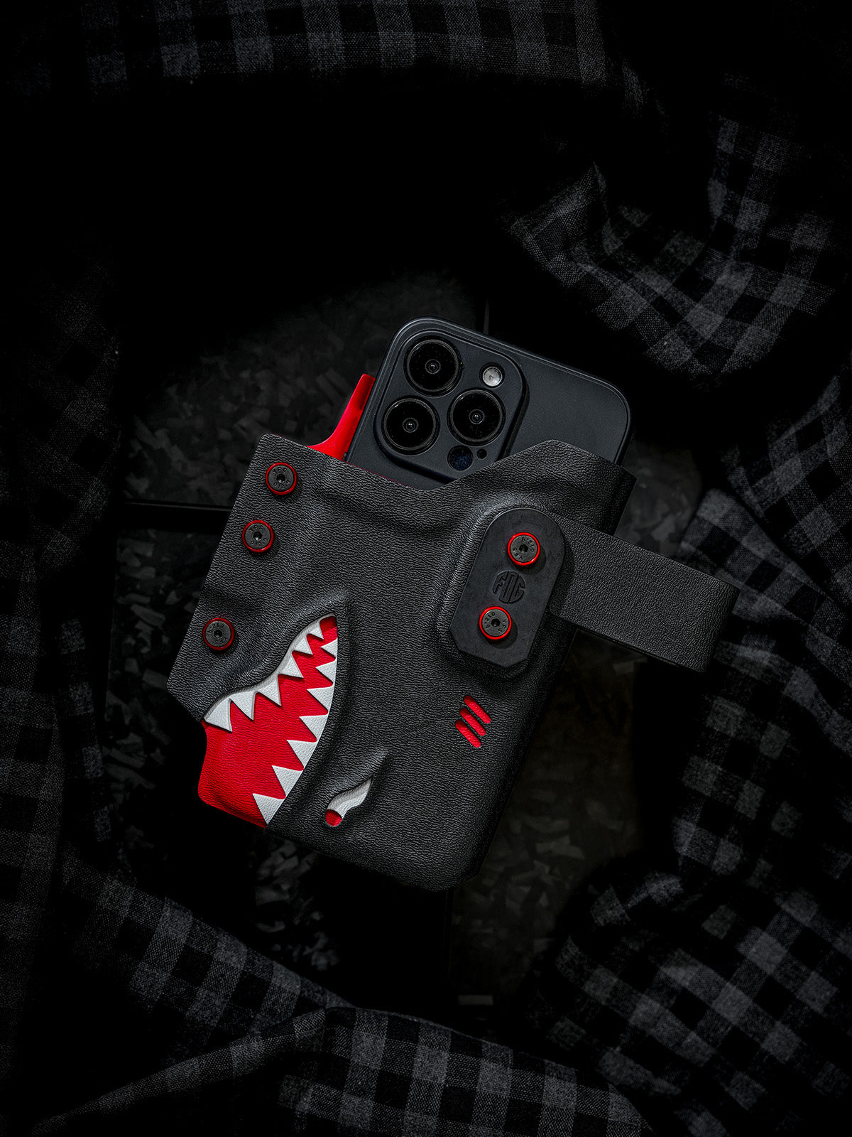 シャーク iPhone 17 ベルトクリップ付きフォンシース | Tacticalgeek